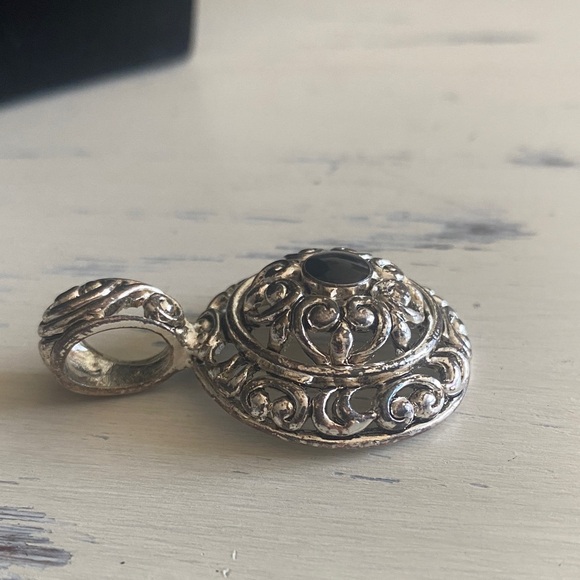 Elegant Silver Pendant with Black Stone - Picture 5 of 6